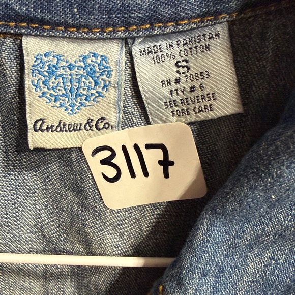 #3117-Andrew & Co Blue Denim Sleeveless Shirt - Picture 3 of 4